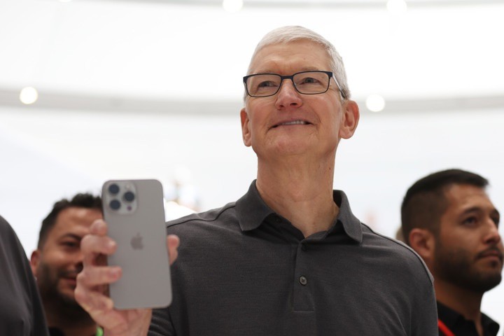 苹果刚刚发布史上首台 AI iPhone，最大亮点是按键